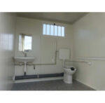 bloque sanitario pmr nuevo con wc pmr, lavabo pmr, wc estándar y lavamanos - Imagen 9