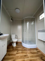 CONTENEDOR SANITARIO 2,00 x 2,00 M CON DUCHA Y CISTERNA - Imagen 3