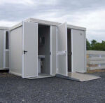 bloque sanitario pmr nuevo con wc pmr, lavabo pmr, wc estándar y lavamanos