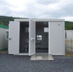 bloque sanitario pmr nuevo con wc pmr, lavabo pmr, wc estándar y lavamanos - Imagen 7